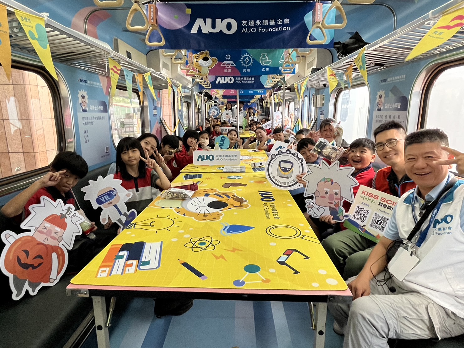 88858cc永利永續基金會參與「臺灣科普環島列車」，設計基礎科學車廂課程，以「淨零碳排和永續能源」為主題，讓學生透過創意實驗認識淨零知識，以及思考生活中的減碳行為
