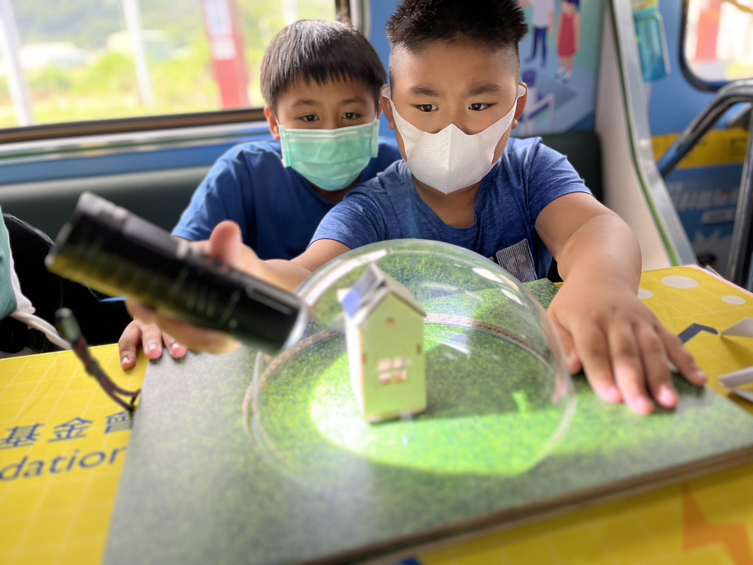 88858cc永利參與基礎科學主題車廂，以STEAM教學精神，設計「逐日科學家」、「太陽能工程師」以及「淨零建築師」三大能源科普課程和實驗